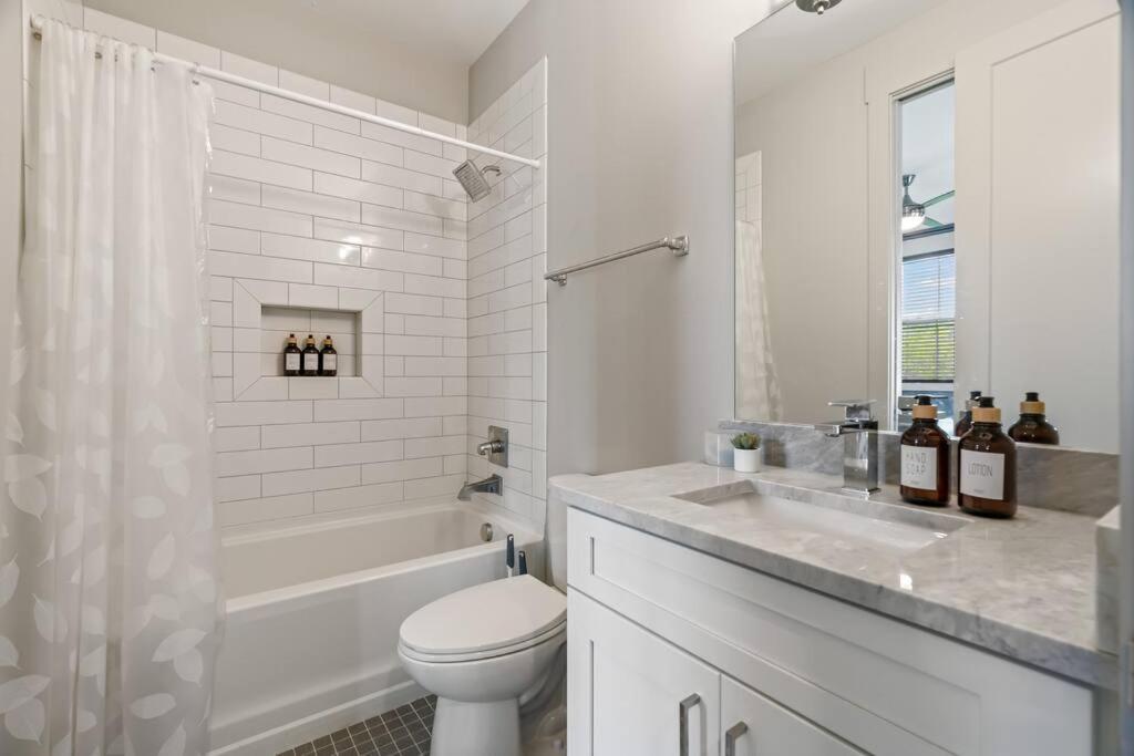 King Bed, Balcony, Covered Patio & Firepit! 8 Minutes From Broadway Nashville Exterior foto