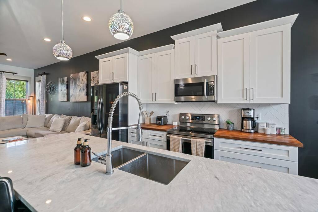 King Bed, Balcony, Covered Patio & Firepit! 8 Minutes From Broadway Nashville Exterior foto